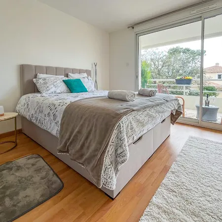Appartement Spacieux Et Decore Avec Gout - Quartier Pironniere - 6 Personnes Apartment *