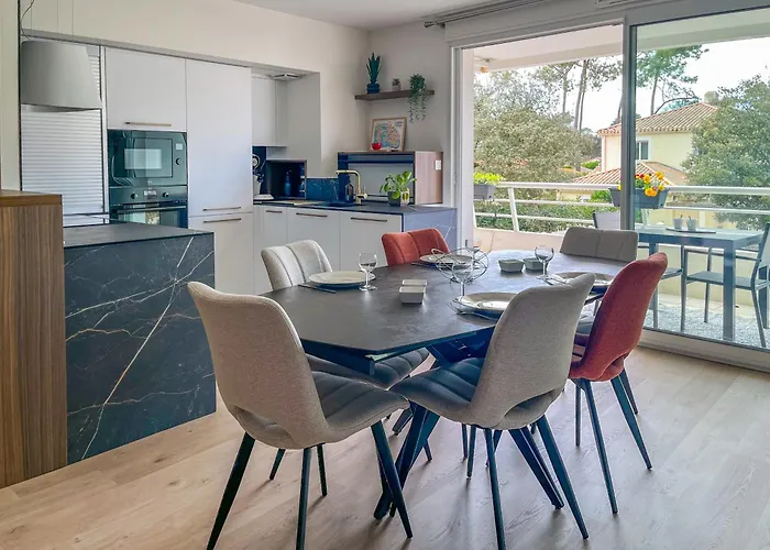 Spacieux Et Décoré Avec Goût - Quartier Pironnière - 6 Personnes Appartement